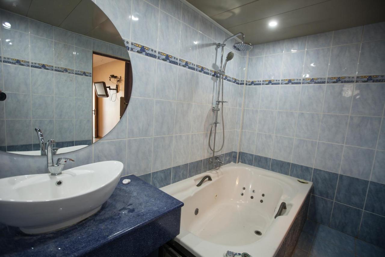 Puy Ahuzat Haosher Hotel Тиберия Екстериор снимка